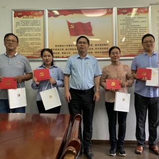 (告诉店员想买最新款笔记本电脑)向店员表达自己的愿望：购买市场上最新款式的笔记本电脑