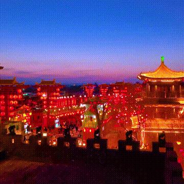 探讨现代建筑艺术中的诗意表达：以‘楼宇之上朦胧如诗’为视角的深度解析