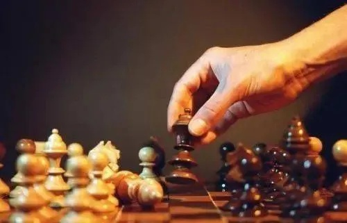 (棋盘上的较量)在棋盘之上，为谁论道？智慧与策略交汇，谱写胜利之歌。