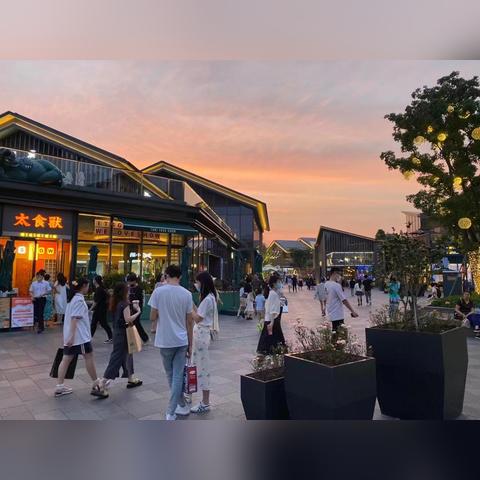 (适合夜幕降临时发朋友圈的句子)在夜幕降临时开业的实体店：打造您的夜间经济新时尚