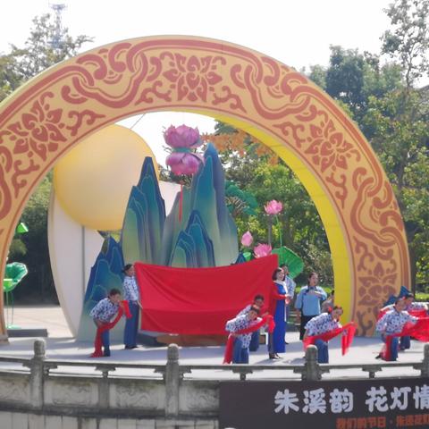 隐藏恐怖秘密的血染小镇：手机正式版震撼上线，体验游戏带给你的惊悚刺激